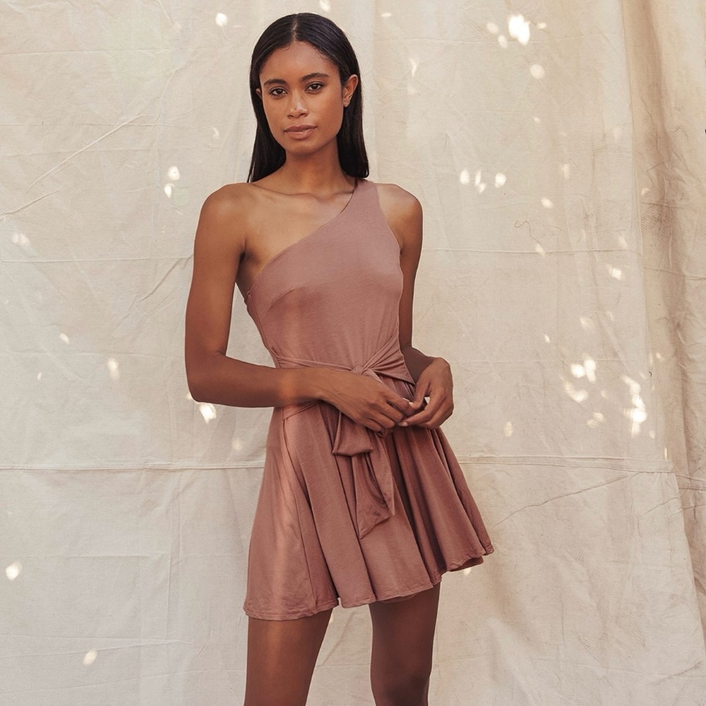 Lulu's One-Shoulder Mauve Tie-Waist Romper